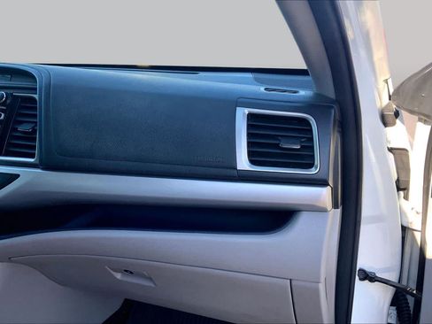 Used 2018 Toyota Highlander XLE w/ Carpet Mat Package (TMS) AWD/4WD image 19