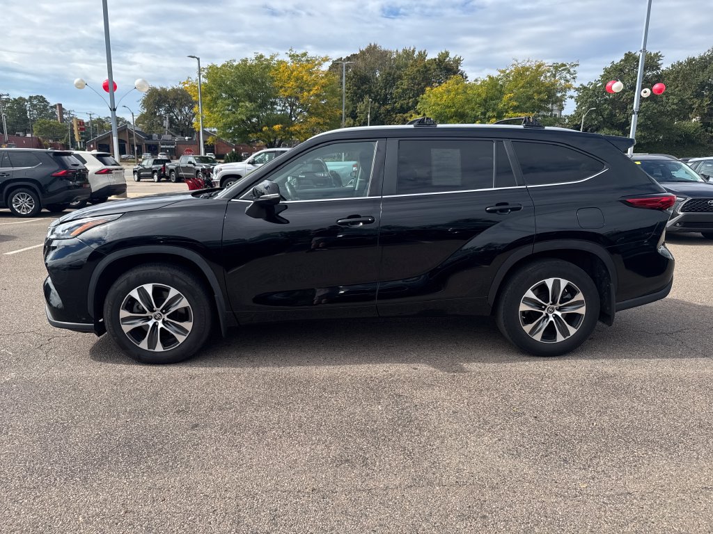 Used 2023 Toyota Highlander XLE AWD/4WD image 4