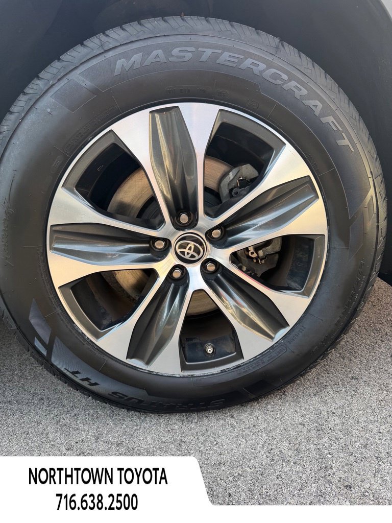 Used 2021 Toyota Highlander XLE FWD image 9