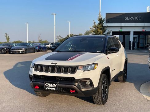 Used 2025 Jeep Compass Trailhawk AWD/4WD image 3