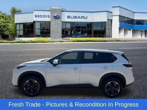 Used 2024 Nissan Rogue SV AWD/4WD image 2