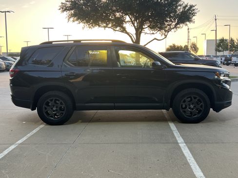 Used 2025 Honda Pilot TrailSport image 9