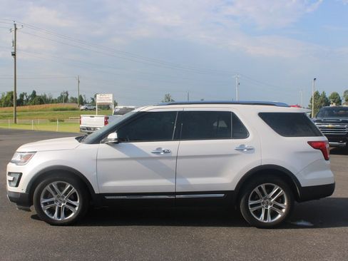 Used 2017 Ford Explorer Limited w/ Equipment Group 301A FWD image 6