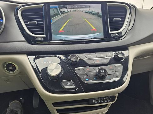 Used 2024 Chrysler Pacifica Touring-L FWD image 17