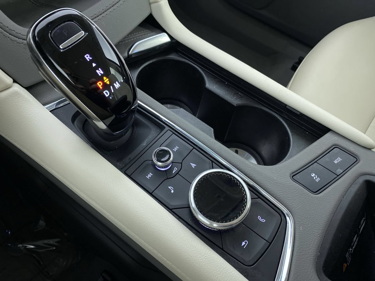 Used 2024 Cadillac XT6 Premium Luxury w/ Technology Package FWD image 8