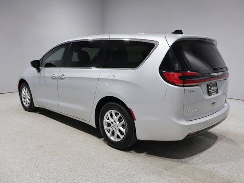 Used 2024 Chrysler Pacifica Touring-L FWD image 4
