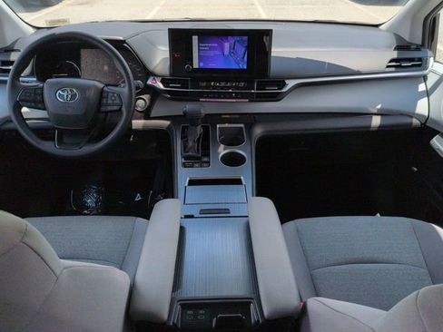 Certified 2026 Toyota Sienna LE FWD image 15