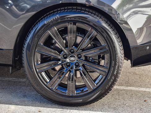 Certified 2025 Land Rover Range Rover SE image 13