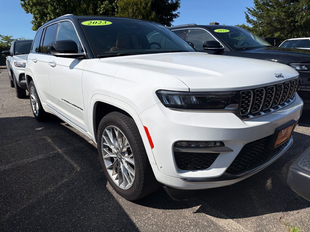 Used 2023 Jeep Grand Cherokee Summit w/ Luxury Tech Group V AWD/4WD image 4