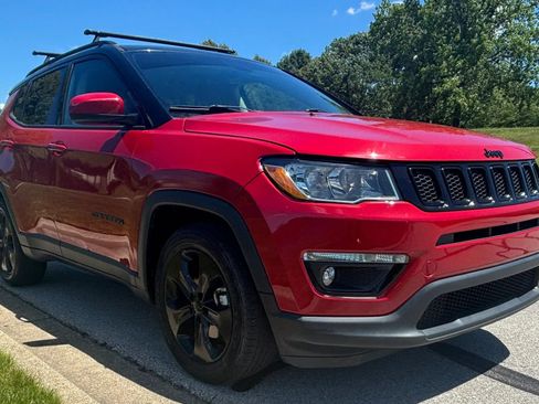 Used 2018 Jeep Compass Latitude w/ Popular Equipment Group FWD image 1