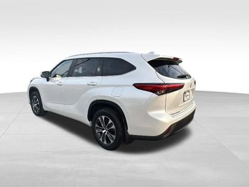 Used 2023 Toyota Highlander XLE image 4