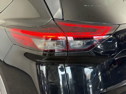 Used 2023 Nissan Rogue SV image 36