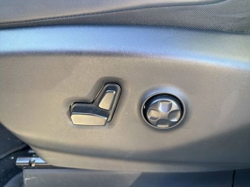 Used 2023 Chrysler Pacifica Touring-L image 11