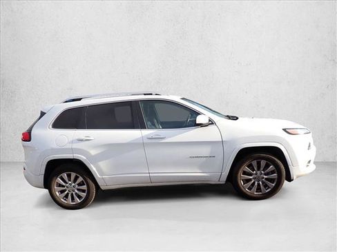 Used 2017 Jeep Cherokee Overland AWD/4WD image 2