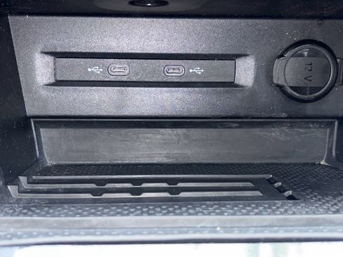Used 2025 Volkswagen Taos SE w/ Panoramic Sunroof Package FWD image 9