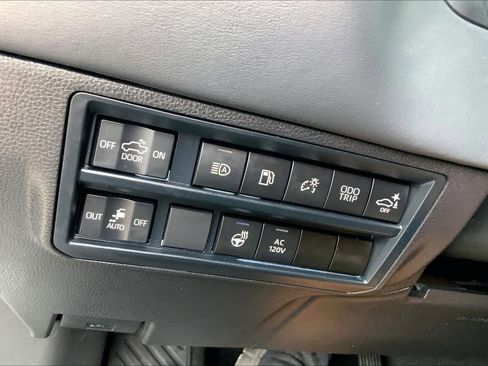 Used 2024 Toyota Tundra Platinum AWD/4WD image 34