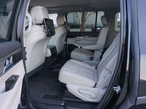Used 2022 Jeep Wagoneer Series III w/ Premium Group I AWD/4WD image 15