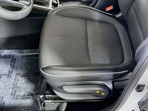 Used 2023 Hyundai Venue Limited FWD image 19