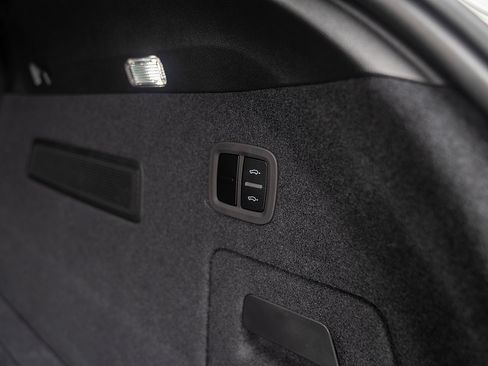 Used 2025 Porsche Cayenne Coupe image 23