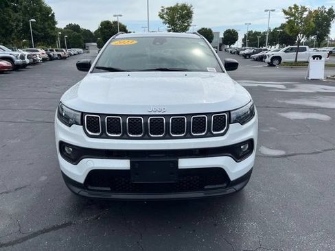 Used 2023 Jeep Compass Latitude AWD/4WD image 2