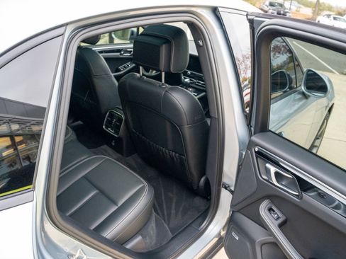 Used 2022 Porsche Macan image 19