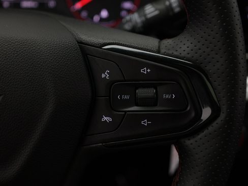 Used 2025 Chevrolet Trax RS w/ Sunroof Package FWD image 24