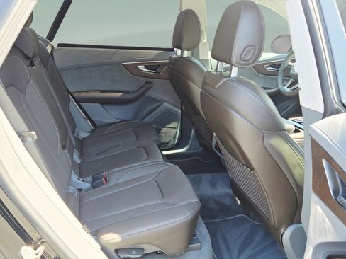 Used 2024 Audi Q8 Prestige w/ Prestige Package image 17