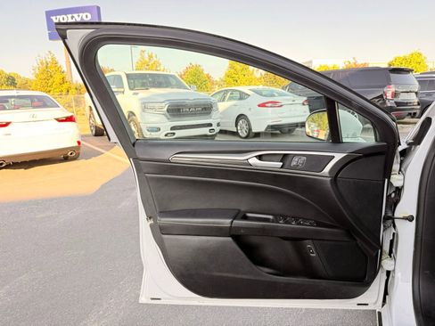 Used 2018 Ford Fusion SE w/ Equipment Group 602A FWD image 11