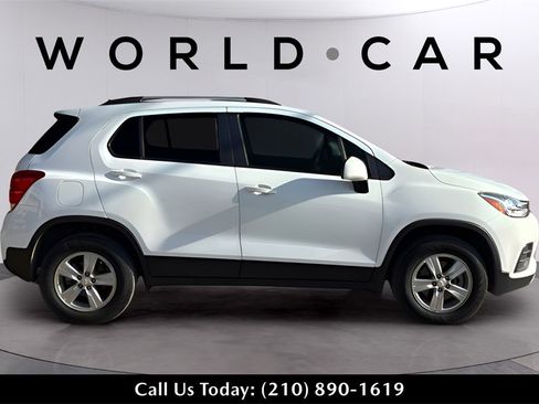 Used 2022 Chevrolet Trax LT w/ LT Convenience Package image 16