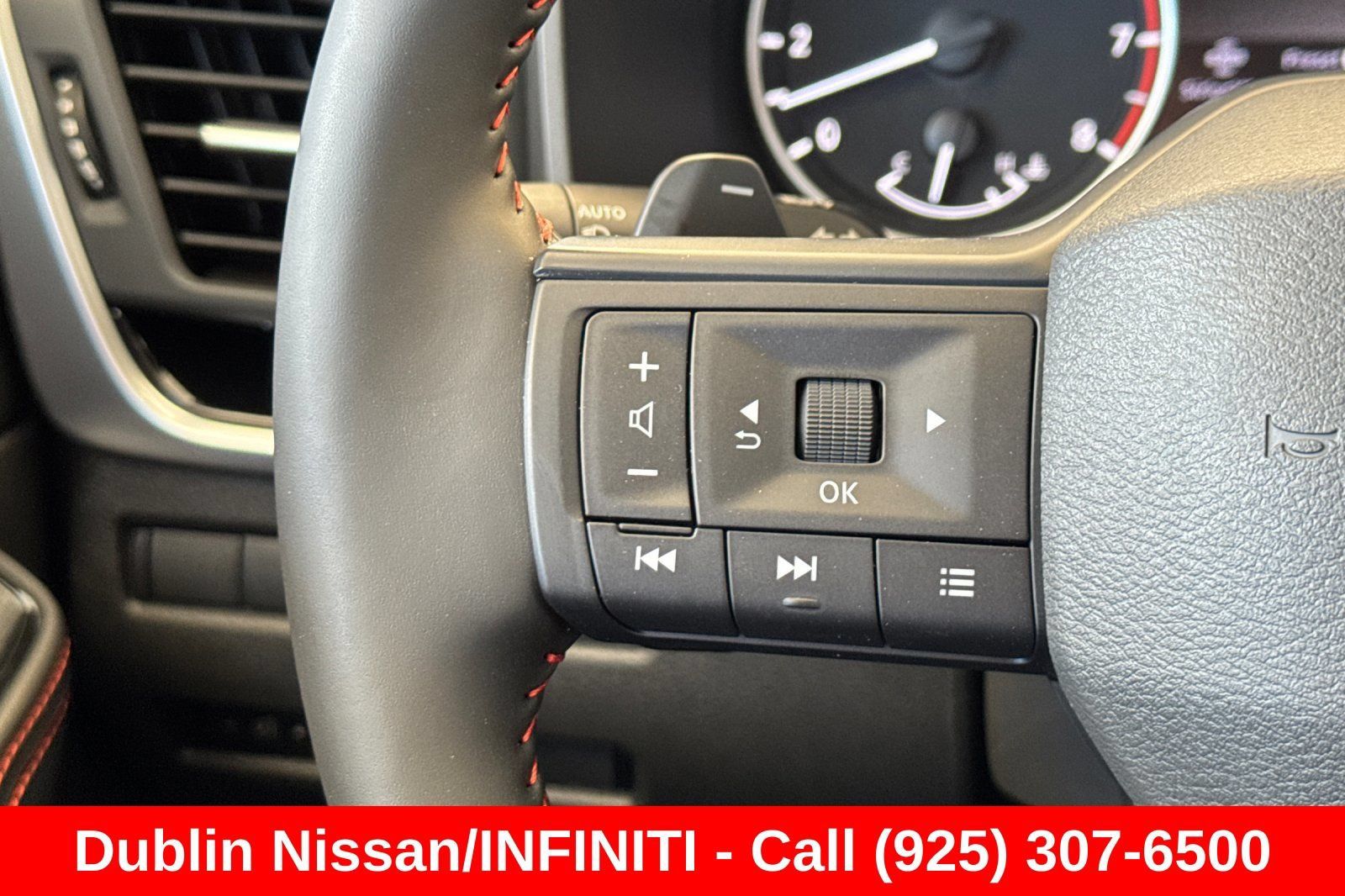 Used 2025 Nissan Rogue SV AWD/4WD image 37