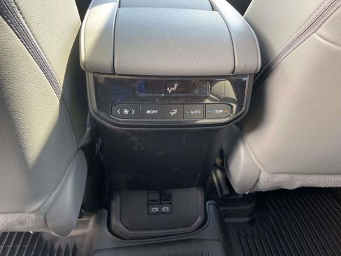 Used 2025 Toyota Highlander XLE AWD/4WD image 23