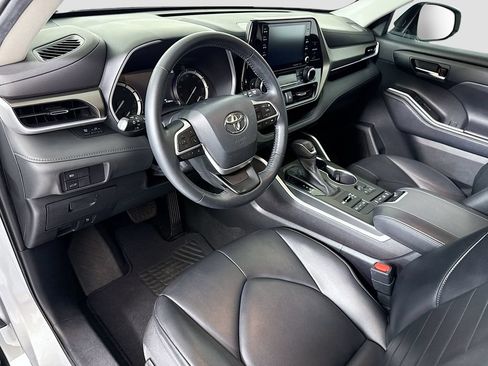 Used 2022 Toyota Highlander XLE AWD/4WD image 9