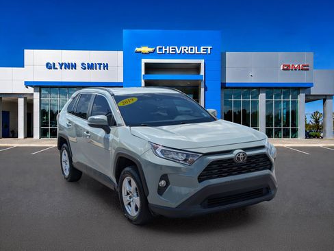 Used 2019 Toyota RAV4 XLE FWD image 3