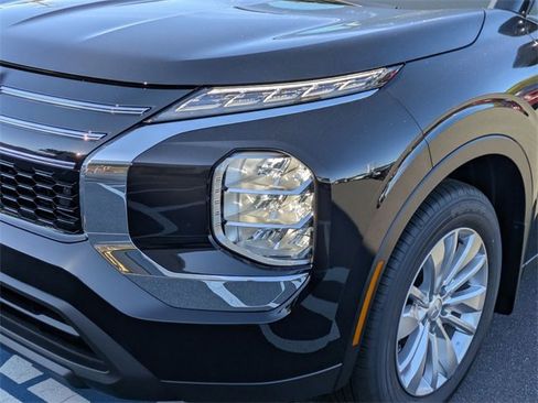 New 2025 Mitsubishi Outlander ES image 9
