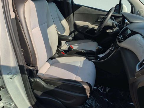 Used 2021 Chevrolet Trax LT AWD/4WD image 28