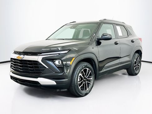 Used 2025 Chevrolet TrailBlazer LT AWD/4WD image 3