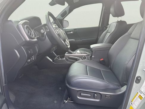 Used 2022 Toyota Tacoma TRD Off-Road image 13