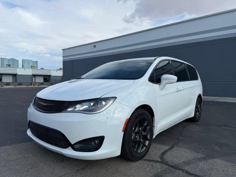 Used 2018 Chrysler Pacifica Touring Plus w/ S Appearance Package FWD image 1