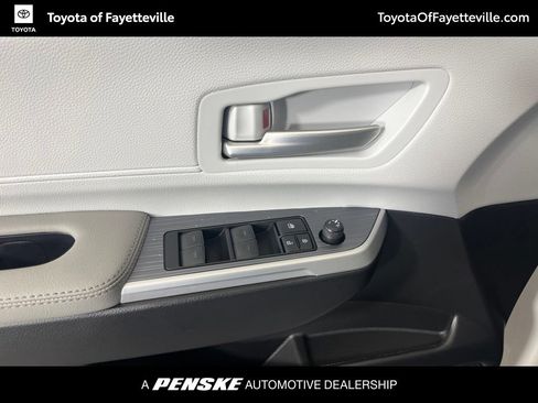 Used 2026 Toyota Sienna XLE FWD image 27