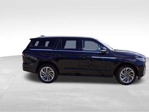 Used 2025 Lincoln Navigator Reserve AWD/4WD image 2