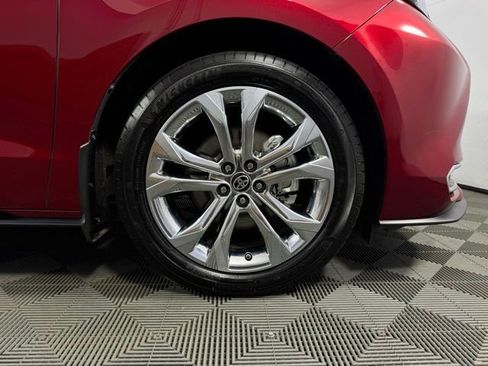 Used 2024 Toyota Sienna Platinum image 11