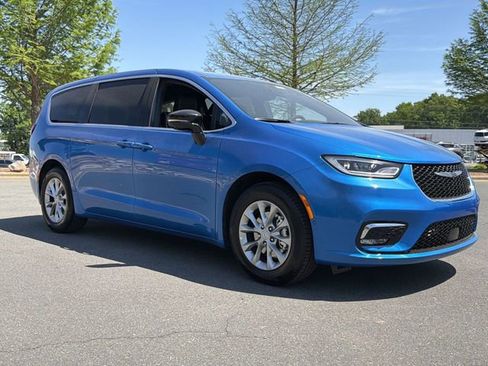 New 2026 Chrysler Pacifica Limited image 14