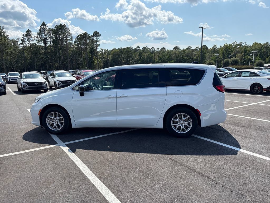 Used 2024 Chrysler Pacifica Touring-L FWD image 24