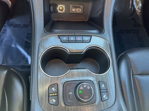 Used 2023 GMC Acadia SLT image 13