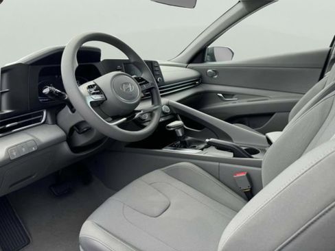 Certified 2025 Hyundai Elantra SE FWD image 23