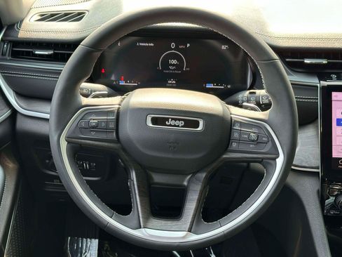 Used 2023 Jeep Grand Cherokee Limited w/ Luxury Tech Group II AWD/4WD image 12