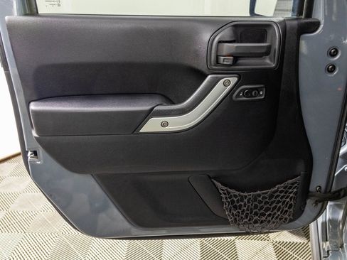 Used 2014 Jeep Wrangler Unlimited Rubicon w/ Connectivity Group AWD/4WD image 32