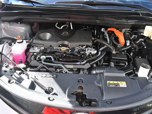 Used 2025 Toyota Sienna XLE Woodland Edition image 32