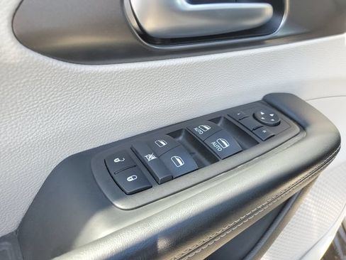 Used 2024 Chrysler Pacifica Touring-L FWD image 23