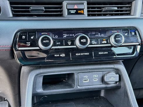 Used 2025 Honda Pilot Black Edition image 18